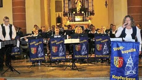 Die Stadtkapelle Kupferberg beim Konzert in der vollbesetzten Sankt Vitus Pfarrkirche unter der Leitung von Dirigent Valerij Efremov (Gesang Gaby Bunzel) Foto: Klaus-Peter Wulf