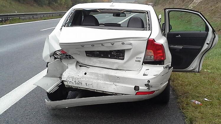 Das Heck des Volvo wurde bei dem Unfall auf der Maintalautobahn in Höhe Stettfeld stark eingedrückt.  Fotos: Brigitte Krause