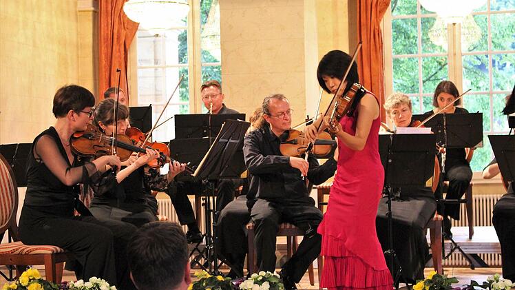 Das virtuose Spiel der Chinesin Tianwa Yang fesselte alle Gäste am Samstagabend im Rahmen des Sommerkonzerts des Bayerischen Kammerorchesters Bad Brückenau.  Foto: Julia Raab