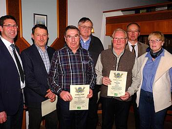 50 Jahre Mitglied: Georg Geisel (2.v.links), Hans-Richard Ullrich, Gottfried Schießer, Edwin Hahn. Mit im Bild Stefan Fella (2.v. rechts), Marianne Eisenhauer, links Norbert Götz.  Foto: Gerd Schaar