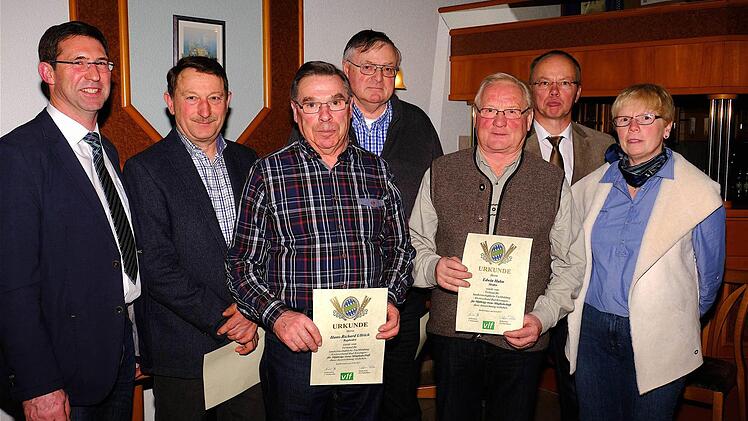50 Jahre Mitglied: Georg Geisel (2.v.links), Hans-Richard Ullrich, Gottfried Schießer, Edwin Hahn. Mit im Bild Stefan Fella (2.v. rechts), Marianne Eisenhauer, links Norbert Götz.  Foto: Gerd Schaar