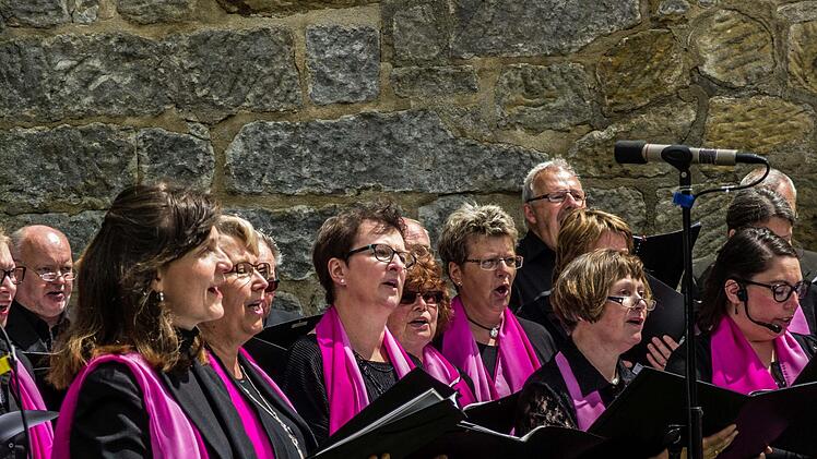 Unter der Leitung von Sigurd Knopp sang der SMS-Chor Ludwigsstadt das Luther-Oratorium von Siegfried Fietz auf der Veste. Foto: Jochen Berger