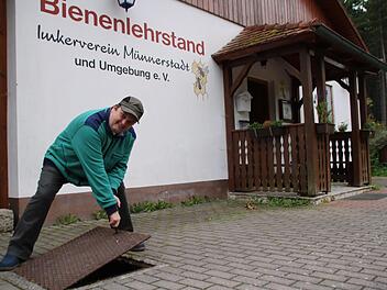 Dieter Schölzke zeigt, wohin die Abwässer des Münnerstädter Bienenlehrstands fließen. Auf dem Grundstück gibt es eine KlärgrubeHeike Beudert