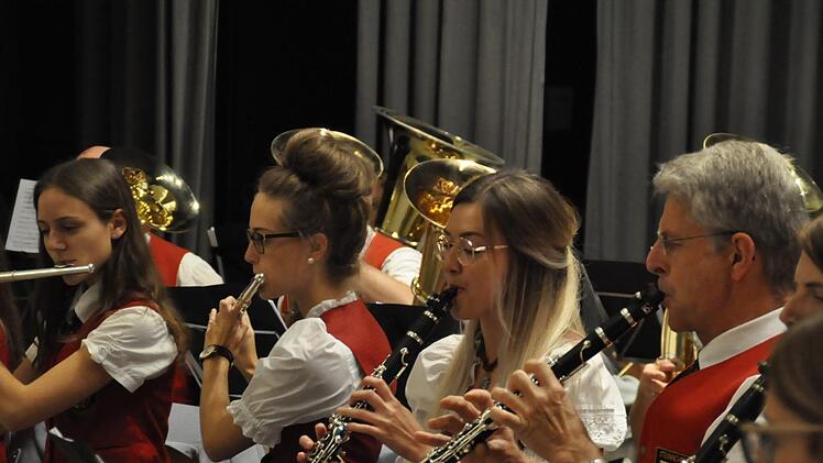Die Steinacher Musikanten unter der musikalischen Leitung von Bernd Borst verstehen es immer wieder, ihr Publikum zu begeistern. Foto: Peter Klopf