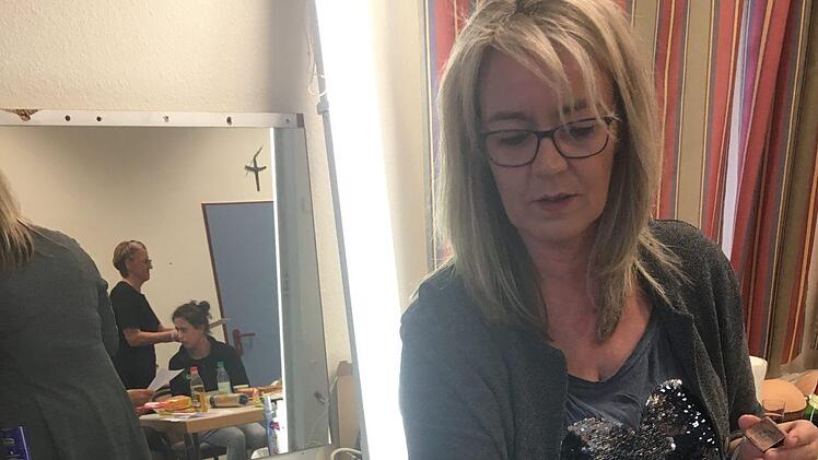 . Hinter den Kulissen: Romy Gerhards-Merken schminkt Thomas Kropp