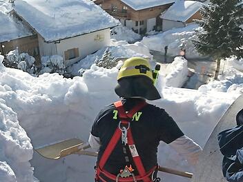 Die Einsatzkräfte des THW Kronach schaufelten sich durch mannshohen Schnee. Fotos: THW