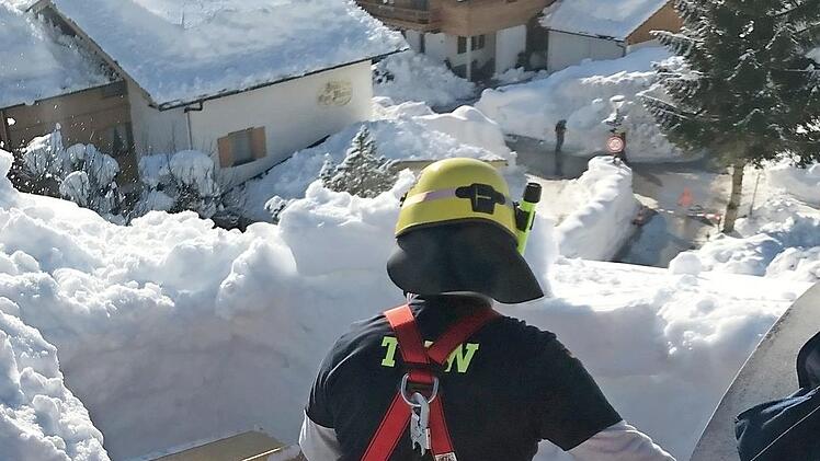 Die Einsatzkräfte des THW Kronach schaufelten sich durch mannshohen Schnee. Fotos: THW
