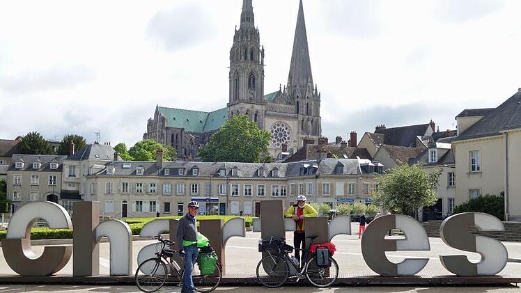Otto Bachmann aus Greßhausen und Wolfgang Blaurock aus Abersfeld kamen bei ihrer gemeinsamen Radtour von Brest in Frankreich bis Gadheim auch in Chartres mit der berühmten Kathedrale vorbei.Otto Bachmann