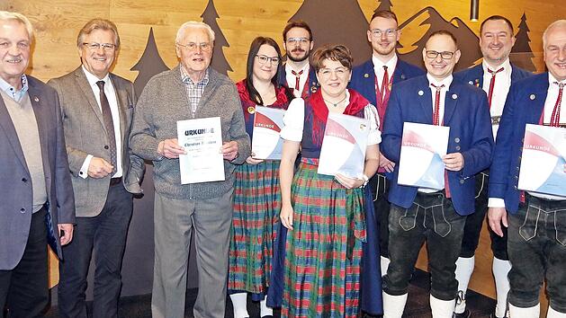 Der Musikverein Neukenroth freute sich mit seinen Ehrengästen NBMB-Kreisvorsitzender Wolfgang Müller (von links) und Bürgermeister Rainer Detsch über die Ehrung langjähriger Aktiver und Mitglieder.