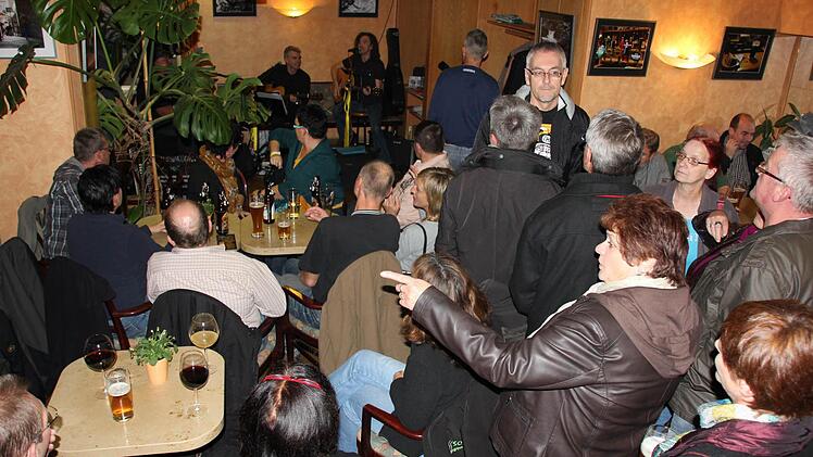 Schon beim ersten Set: Platzmangel herrschte bei Eddy Gabler und seinen Yellow Ties im Cafe Wagner, obwohl die Oberpfälzer ohne Schlips kamen.