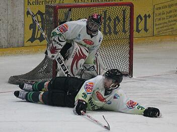 Mit vereinten Kräften. Richard Stütz wirft sich in einen Schuss, um das Tor von Ronny Glaser zu schützen. Fotos: Johannes Höllein