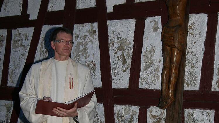 Pfarrer Wolfgang Oertel verkündete vor dem Holzkreuz auf dem Friedhof: "Der Herr ist auferstanden!"