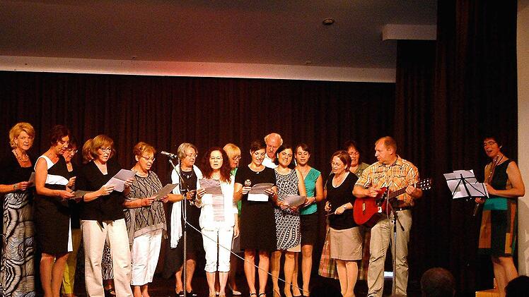 Das Lehrerkollegium der GS Zeil/Sand trat als "Lehrer-Chor" auf, um der in den Ruhestand versetzten Rektorin Anna Elisabeth Brecht ein selbstgedichtetes Abschiedslied zu singen.
