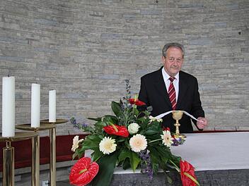 Akkurat legt Mesner Hans Döring das Tuch über den Kelch - nach zwölf Jahren Mesnerdienst in der Kirchengemeinde St. Hedwig geht der Marktleugaster in Ruhestand. Foto: Sonja Adam