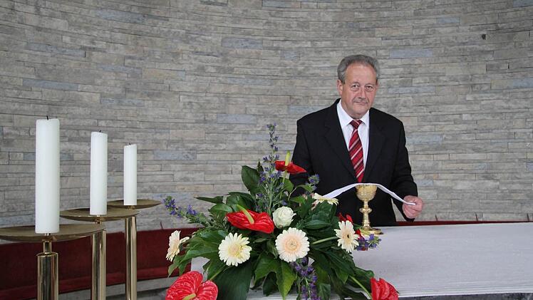 Akkurat legt Mesner Hans Döring das Tuch über den Kelch - nach zwölf Jahren Mesnerdienst in der Kirchengemeinde St. Hedwig geht der Marktleugaster in Ruhestand. Foto: Sonja Adam