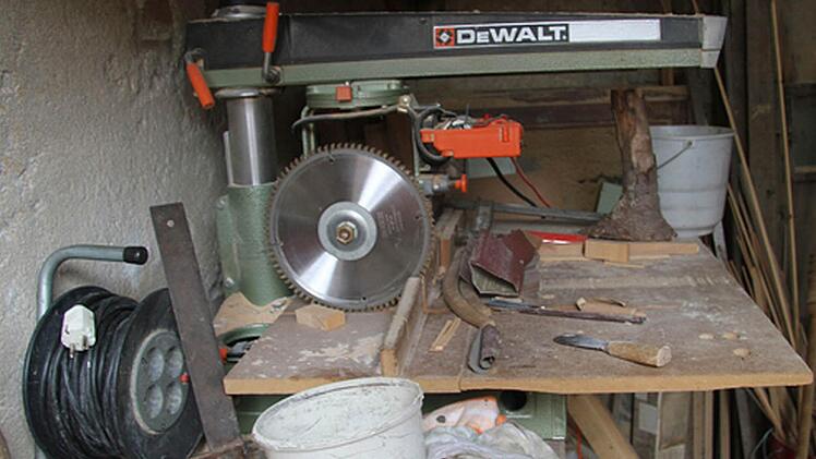 Die alte Säge ist das einzige Hilfsmittel, das Bauerschmidt für seine kreative Leistung braucht. Foto: Sonja Adam