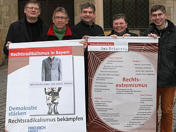 Kämpfer gegen rechts (v. l.): Pastoralreferent Stefan Ahr, Emmerich Huber (Vorbereitung der Ausstellung, "Bunt statt Braun"), Stadtrat Ludwig Preusch ("Bunt statt Braun"), Sabine Schell (Vorbereitung) und Christian Muschler, evangelischer Pfarrer Foto: Sylvia Hubele