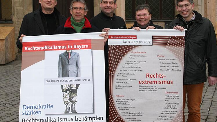 Kämpfer gegen rechts (v. l.): Pastoralreferent Stefan Ahr, Emmerich Huber (Vorbereitung der Ausstellung, "Bunt statt Braun"), Stadtrat Ludwig Preusch ("Bunt statt Braun"), Sabine Schell (Vorbereitung) und Christian Muschler, evangelischer Pfarrer Foto: Sylvia Hubele