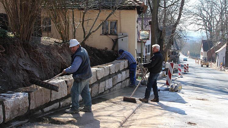 Mitarbeiter der Firma Höllein aus Bamberg errichten am Höchstadter Kellerberg die Sandsteinmauern, um die Böschungen abzufangen. Foto: Andreas Dorsch