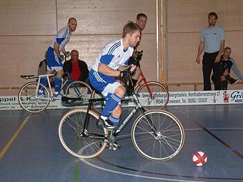Der Steinwiesener Sebastian Rehmet (vorne) startet im Spiel gegen Leipzig aus der eigenen Hälfte einen Angriff. Links im Hintergrund Markus Michel. Foto: Hans Franz