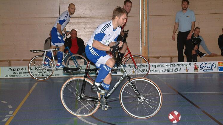 Der Steinwiesener Sebastian Rehmet (vorne) startet im Spiel gegen Leipzig aus der eigenen Hälfte einen Angriff. Links im Hintergrund Markus Michel. Foto: Hans Franz