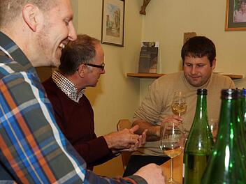 Thomas Lange, Thomas Müller und Stefan Ruppert diskutieren über die Restsüße. Foto: Arkadius Guzy