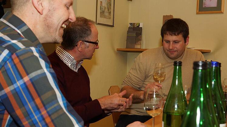 Thomas Lange, Thomas Müller und Stefan Ruppert diskutieren über die Restsüße. Foto: Arkadius Guzy