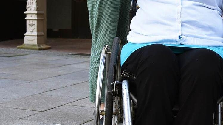 In den großen Fugen des Kopfsteinpflasters bleiben die schmalen Räder des Rollstuhls hängen. Foto: Gabi Arnold