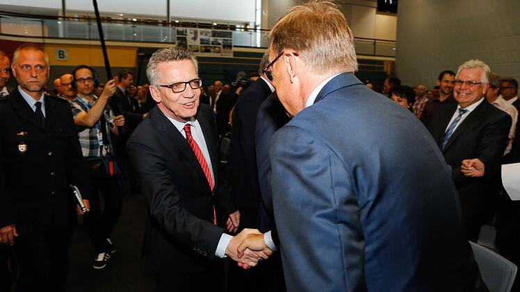 Oberbürgermeister Andreas Starke begrüßt den Gast aus Berlin.Foto: Matthias Hoch