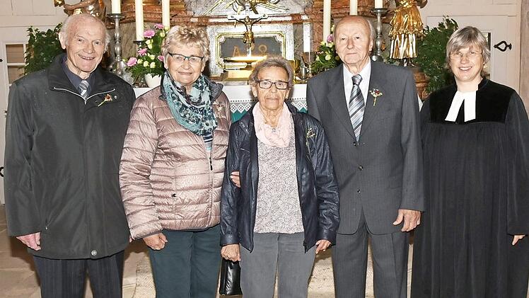 Die gnadenen Konfirmanden (von links) Karl Stübinger, Irmgardt Stübinger, Meta Scholze, Hans Pöhlmann und Pfarrerin Almut Weisensee