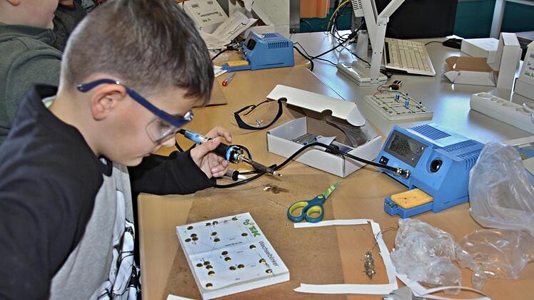 Der zwölfjährige Tristan Kaspar aus Losbergsgereuth ist konzentriert bei Lötarbeiten an einem Wechselblinker.Helmut Will