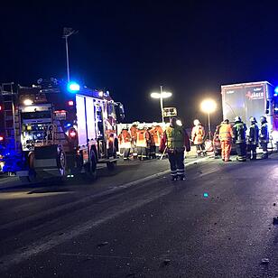 Tödlicher Unfall auf A9: Auto kracht in Lkw