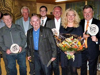 Seit 50 Jahren dabei (von links): Manfred Heierth Siegfried Passing, Willi Heierth, Herbert Hahn; Adolf Dippold, Gemeinderat Steffen Hühnlein, 3. Bürgermeister Günther Stenglein, Carola Weber die für 1000 Spiele geehrt wurde Landrat Klaus Peter Söllner und Vorsitzender Manfred Weber. Foto: Werner Reißaus