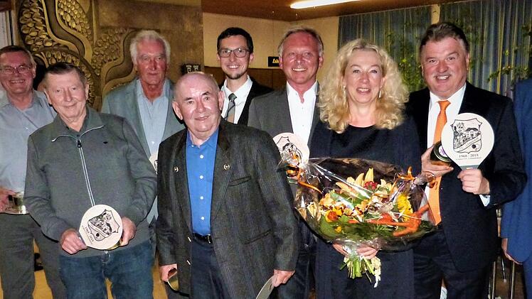 Seit 50 Jahren dabei (von links): Manfred Heierth Siegfried Passing, Willi Heierth, Herbert Hahn; Adolf Dippold, Gemeinderat Steffen Hühnlein, 3. Bürgermeister Günther Stenglein, Carola Weber die für 1000 Spiele geehrt wurde Landrat Klaus Peter Söllner und Vorsitzender Manfred Weber. Foto: Werner Reißaus