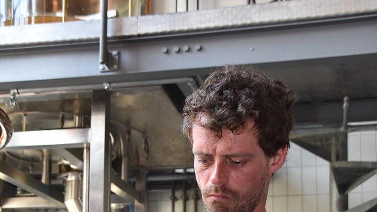 In dem Fass befindet sich gut gekühlt der Hefestamm Nr. 159 - Braumeister Sebastian Hacker ist gespannt. Foto Uschi Prawitz