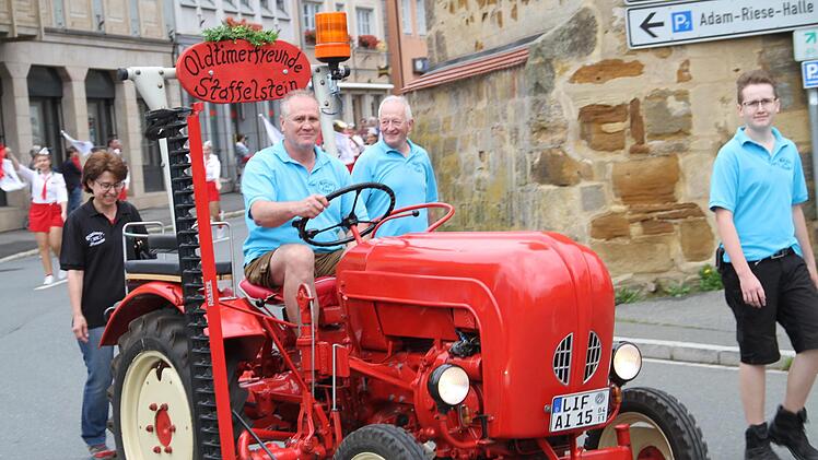 Die Oldtimerfreunde Staffelstein waren mit einem roten Traktor vertreten.
