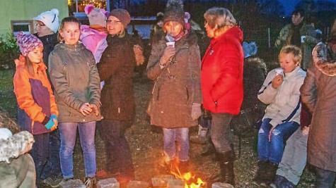 Im Hof konnte man sich am offenen Feuer wärmen.