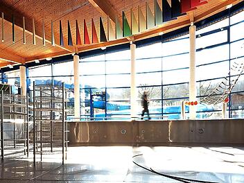 Wegen der Corona-Pandemie sind die Hallenb&auml;der im Land geschlossen. Die betriebslose Zeit wird im Coburger Aquaria zum Gro&szlig;reinemachen und f&uuml;r Reparaturen genutzt.