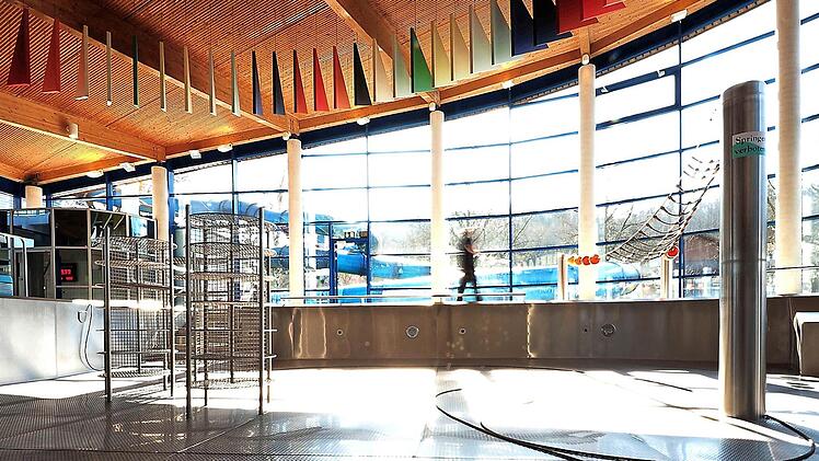 Wegen der Corona-Pandemie sind die Hallenb&auml;der im Land geschlossen. Die betriebslose Zeit wird im Coburger Aquaria zum Gro&szlig;reinemachen und f&uuml;r Reparaturen genutzt.