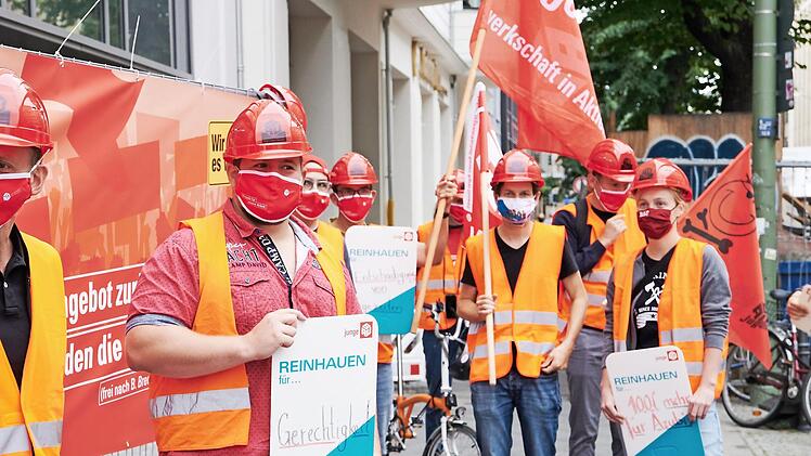Die Löhne für die Beschäftigten am Bau sollen ab Januar um 2,1 Prozent im Westen und um 2,2 Prozent im Osten steigen. Foto: Annette Riedl, dpa