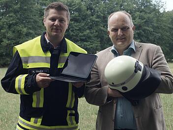 Matthias Hauke (links) und Daniel Wehner nehmen die Doppelbelastung als Bürgermeister von Zeitlofs beziehungsweise Burkardroth und bei der jeweiligen Feuerwehr auf sich. Foto: Steffen Standke