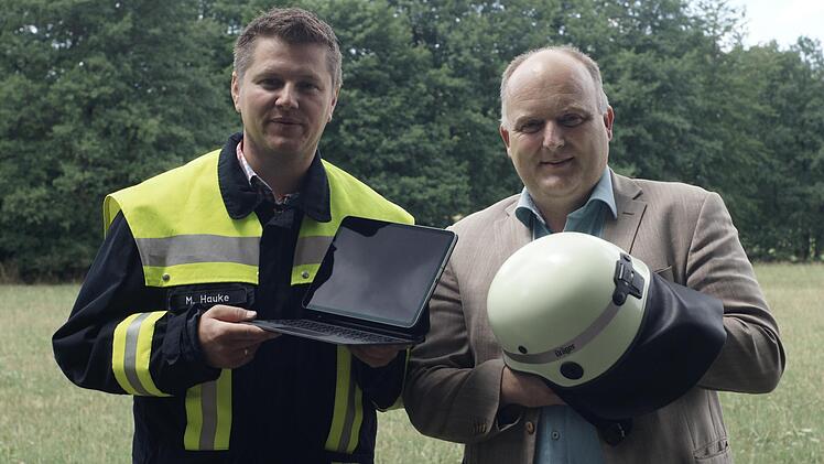 Matthias Hauke (links) und Daniel Wehner nehmen die Doppelbelastung als Bürgermeister von Zeitlofs beziehungsweise Burkardroth und bei der jeweiligen Feuerwehr auf sich. Foto: Steffen Standke