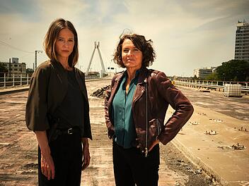 Die Kommissarinnen Lena Odenthal (Ulrike Folkerts, rechts) und Johanna Stern (Lisa Bitter) bekommen es im "Tatort: Mike & Nisha" mit einem jungen Mörderpärchen zu tun, das im Affekt die Eltern erschlagen hat. Schaffen es Mike und Nisha, die Tat im spießigen Eigenheim zu vertuschen? Oder siegen am Ende die Ermittlerinnen?