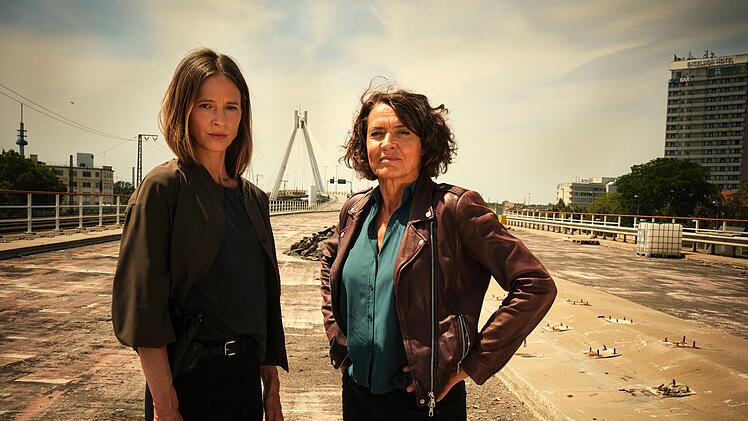 Die Kommissarinnen Lena Odenthal (Ulrike Folkerts, rechts) und Johanna Stern (Lisa Bitter) bekommen es im "Tatort: Mike & Nisha" mit einem jungen Mörderpärchen zu tun, das im Affekt die Eltern erschlagen hat. Schaffen es Mike und Nisha, die Tat im spießigen Eigenheim zu vertuschen? Oder siegen am Ende die Ermittlerinnen?