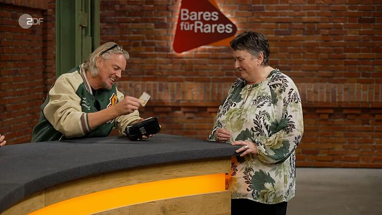 Und pl&ouml;tzlich stiegen die Gebote. "Das ist schon skurril", wollte Lehnertz die Rarit&auml;t gerne haben. F&uuml;r 220 Euro ging das Ger&auml;t jedoch an Jos van Katwijk. Der freute sich &uuml;ber den Kauf: "Tolles Ding."