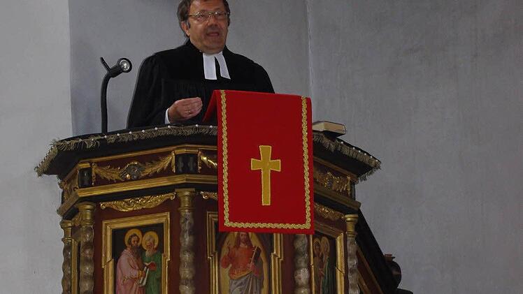 Pfarrer Michael Foltin auf der Kanzel. Foto: Heike Schülein