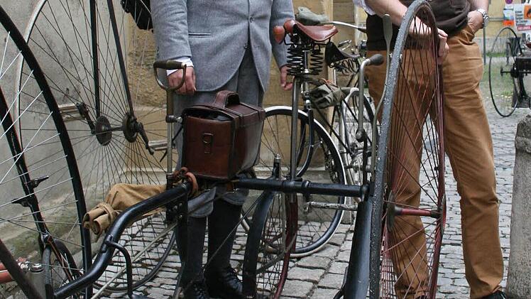 Die Leidenschaft für historische Fahrräder vereint sie: Ivo und Helge. Foto: Daniela Röllinger