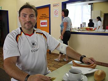 Horst Berger war schon im Deutschland-Trikot gekommen, ließ sich seinen Kaffee und ein Paar Wienerla noch schmecken. "Jetzt muss ich aber ins Vereinsheim", sagte er danach.
