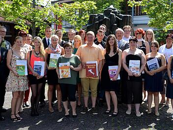 Rund 30 "Schul- bzw. Klassenbeste" erhielten zusätzlich zum Abschlusszeugniss der Staatlichen Berufsschule noch weitere Auszeichnungen für ihre hervorragenden Leistungen. Fotos: Peter Rauch
