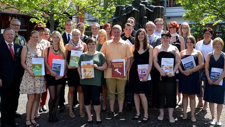 Rund 30 "Schul- bzw. Klassenbeste" erhielten zusätzlich zum Abschlusszeugniss der Staatlichen Berufsschule noch weitere Auszeichnungen für ihre hervorragenden Leistungen. Fotos: Peter Rauch